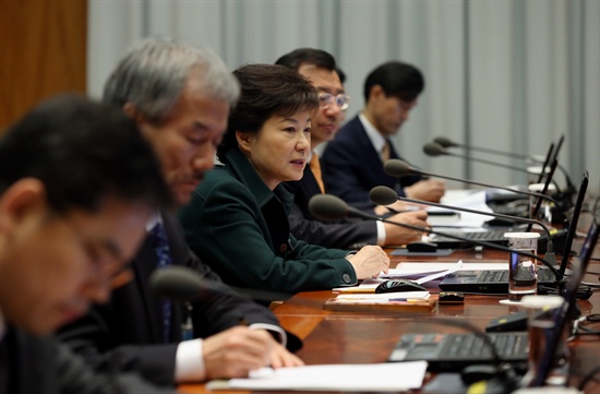 박근혜 대통령이 4일 청와대에서 열린 수석비서관회의에서 발언하고 있다. 