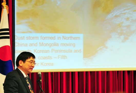바트 볼트 몽골 녹색환경지속가능개발부 국제협력국장. 지난 28일 국회도서관에서 열린 토론회에 참여해 기후변화 피해를 설명하고 있다.