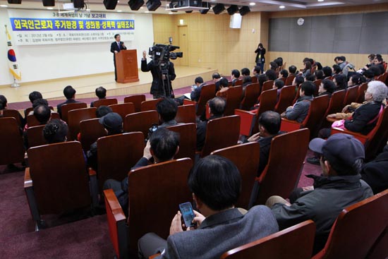 외국인노동자 성희롱 및 성폭력 실태조사 보고대회가 국회의관 소회의에서 6일 열렸다. 