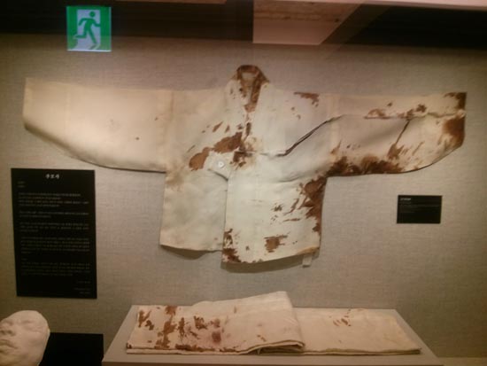피로 얼룩진 김구의 옷. 
