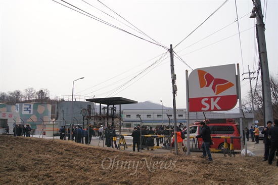버어유 폭발사고가 일어난 구미시 오태동 한국광유 구미영업소. 경찰과 소방당국은 사고의 원인을 밝히기 위한 조사를 버이고 있다.