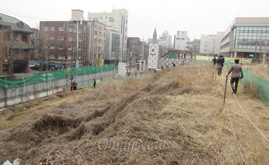  서울 마포구 성산동 39-35 번지 일대. 이곳에 홍익대학교는 기숙사 건립을 추진하고 있지만 인근 주민들의 반발이 거세다. 주민들은 생태환경이 파괴되고 학생 안전이 우려된다는 이유로 기숙사 건설을 반대하고 있다. 