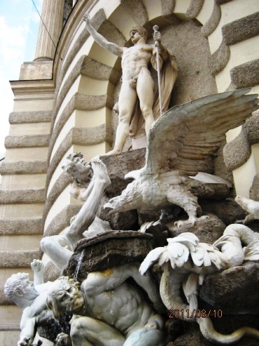 비엔나 의사당 앞 분수에는 매력적인 조각들이 즐비하다.
