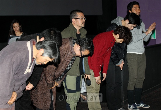  7일 오후 서울 왕십리CGV에서 열린 영화<지슬>시사회에서 오멸 감독(왼쪽에서 네번째)이 출연배우들과 함께 인사를 하고 있다. 