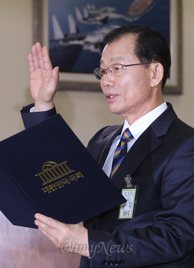 김병관 국방부 장관 후보자가 8일 국회 인사청문회에서 증인선서를 하고 있다.