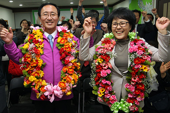 제19대 국회의원선거 노원구 병에 출마한 통합진보당 노회찬 후보가 지난해 4월 11일 오후 서울 노원구 상계동 사무실에서 당선이 확실시되자 부인 김지선 씨와 기쁨을 나누고 있다.