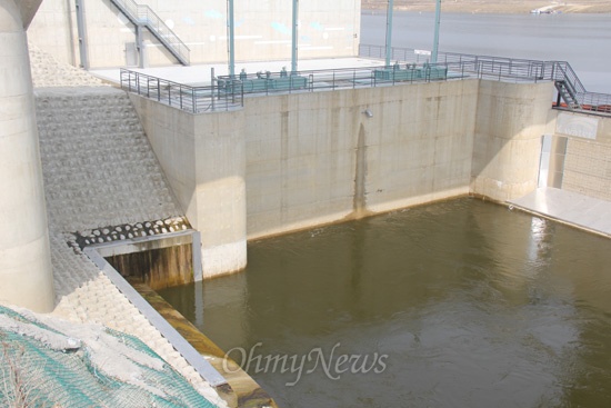 낙동강 창녕합천보 소수력발전소가 있는 보 아래 벽면에 물이 새어 나오고 있다. 