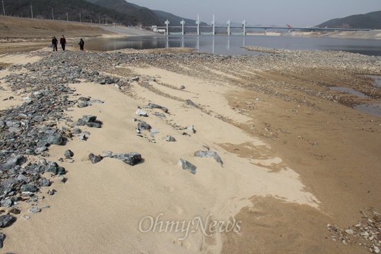 낙동강 창녕합천보에서 1km 정도 하류로, 4대강사업을 하면서 준설작업했던 강 중앙에 다시 모래와 돌이 쌓여 있다.