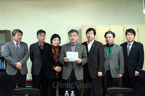   군포시의원들이 '행정사무조사특위' 성명서를 발표하고 있다. 왼쪽부터 이견행, 이길호, 박미숙, 송정열, 이문섭, 김동별, 이석진 의원