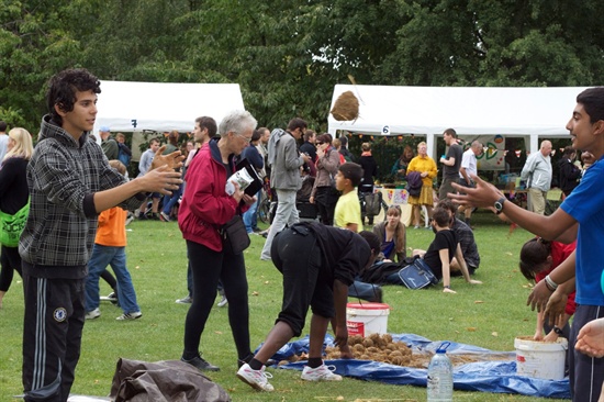  2011년 9월, 런던 해크니의 핀스버리 공원(Finsbury Park)에서 열린 '웰 오일드(Well Oiled)'축제. 청소년들이 직접 벽돌을 만들어 공처럼 주고 받으며 놀고 있는 모습이다. 