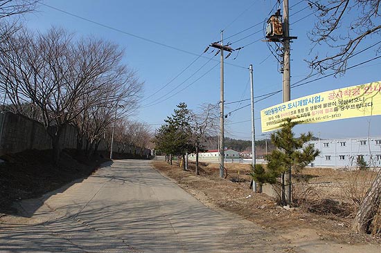  태안대대 담장과 한국서부발전(주)본사 사옥 현장과는 거의 붙어있다.