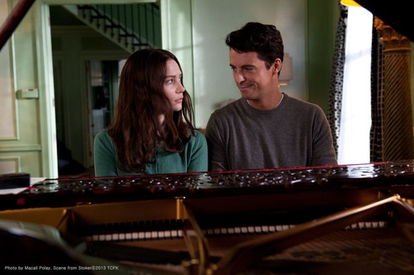  찰리와 인디아가 함께 피아노를 치는 장면