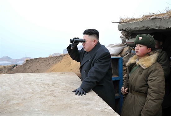 김정은 북한 국방위원회 제1위원장이 최근 지난 2010년 11월 연평도에 포격을 가했던 '장재도방어대'와 '무도영웅방어대'를 시찰하고 있다.