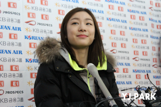  김연아가 피겨 세계선수권 참가를 위해 10일 오전 출국했다. 사진은 출국 전 가진 기자회견에서의 모습