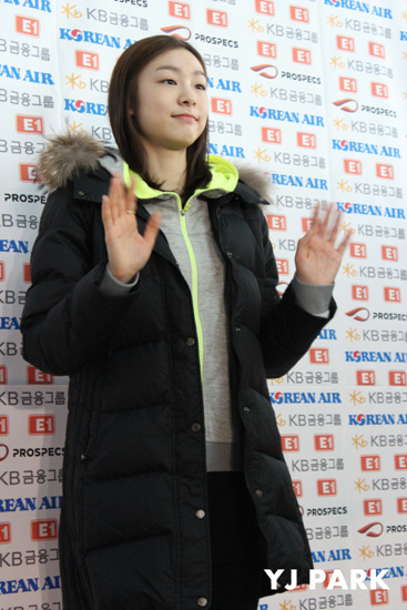  김연아가 피겨 세계선수권 참가를 위해 10일 오전 출국했다. 사진은 출국 전 포토타임에서 손을 흔드는 김연아의 모습 