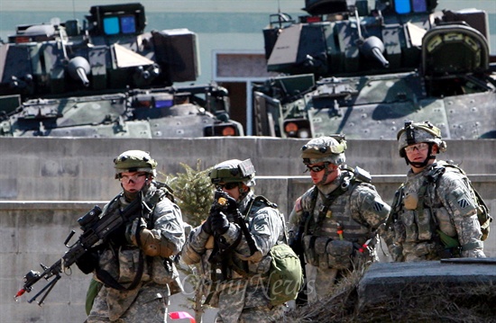 지난 2009년 3월 10일 한미연합전시증원 연습인 '키-리졸브' 훈련에 참가한 한-미 해병대가 경기도 포천 영평 미8군 로드리게스 사격장에서 시가전 훈련을 하고 있다.