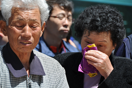 고 이은주씨의 아버지 이해철(77)씨와 어머니 박명규(68)씨가 2012년 4월26일 근로복지공단 천안지사 앞에서 오열하고 있다.