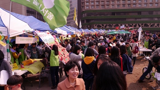 9일 오후 서울시청 앞 광장에서 열린 탈핵축제에 많은 시민들이 참여했다.