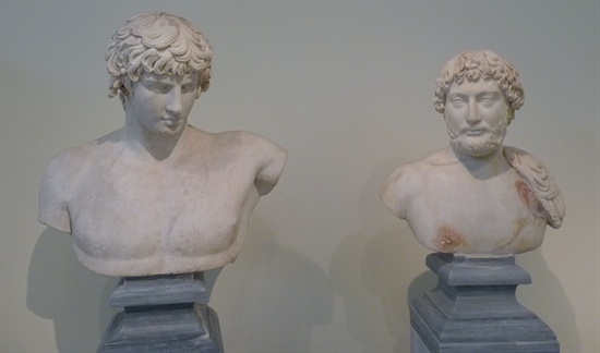 미소년 안티노우스와 하드리아누스 황제, 아테네 고고학박물관