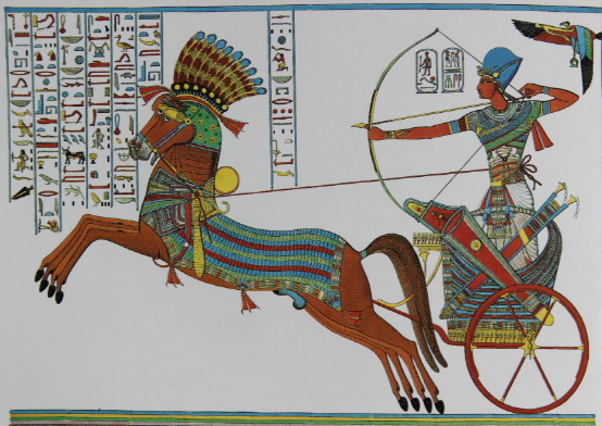 람세스 2세가 마차를 타고 활을 쏘는 모습