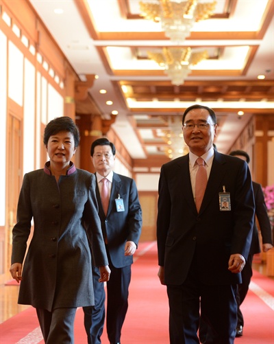 박근혜 대통령이 11일 취임 후 처음으로 열린 국무회의에서 참석하러 가고 있다. 