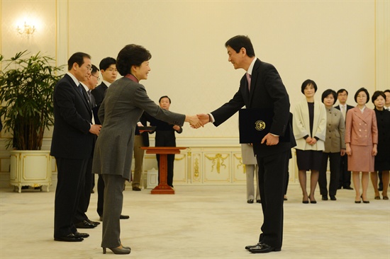 박근혜 대통령이 지난 3월 11일 청와대에서 진영 신임 보건복지부 장관에게 임명장을 주고 있다.