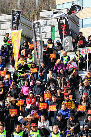 후쿠시마 핵발전소 폭발 사고 2년째를 맞는 3월 11일, 삼척 시청 앞 삼척 핵발전소 반대 집회.