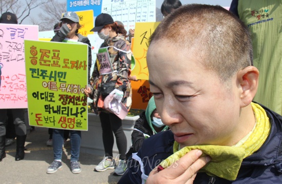  경남도가 진주의료원 폐업 결정한 것에 반발해 전국보건의료산업노동조합은 12일 오전 경남도청 정문 앞에서 기자회견을 열고 삭발식을 가졌다. 진주의료원 서수경 조합원이 삭발식을 연 뒤 눈물을 보이고 있다.