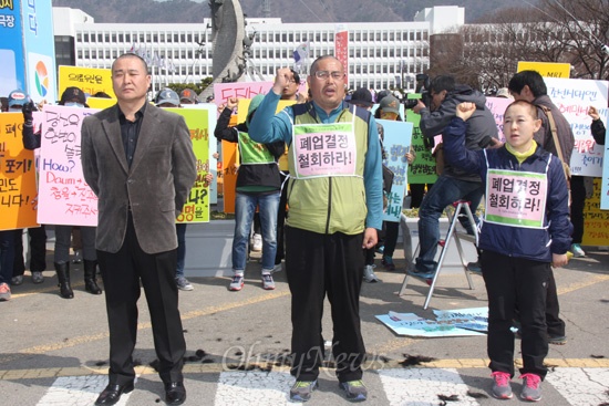 경남도가 진주의료원 폐업 결정한 것에 반발해 전국보건의료산업노동조합은 12일 오전 경남도청 정문 앞에서 기자회견을 열고 삭발식을 가졌다. 진주의료원 윤만수 관리과장과 박석용 노조 지부장, 서수경 조합원이 삭발한 뒤 구호를 외치고 있다.