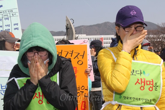 경남도가 진주의료원 폐업 결정한 것에 반발해 전국보건의료산업노동조합은 12일 오전 경남도청 정문 앞에서 기자회견을 열고 삭발식을 가졌다.