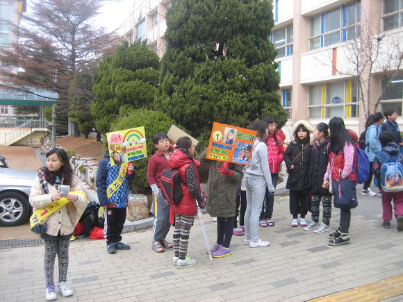 선거원들이 각 후보를 홍보하고 있다.