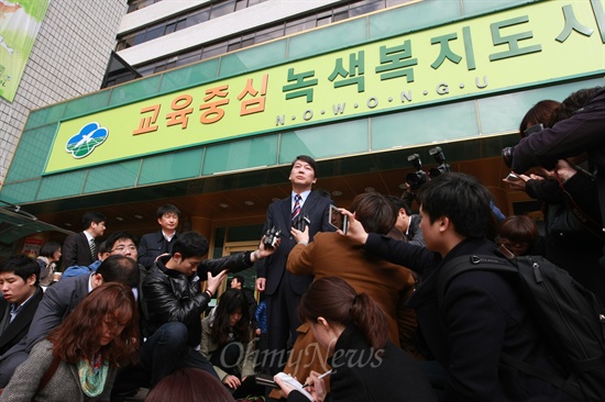 안철수 전 교수는 13일 오전 4·24 재보궐 선거 서울 노원병 지역 예비후보로 등록한 뒤 공식적인 선거운동에 돌입했다.