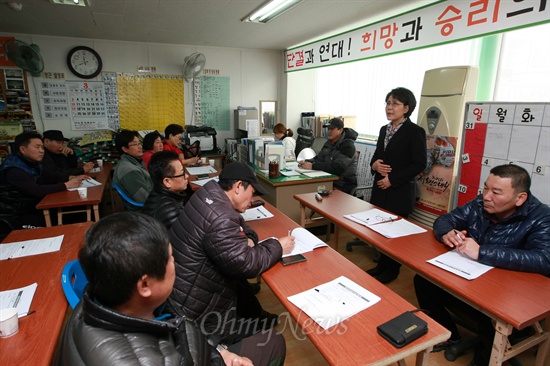 노점상연합회 방문한 김지선 후보 4.24재보궐선거 서울 노원병 예비후보 등록을 마친 김지선 진보정의당 후보가 13일 오전 서울 노원구 북부노점상연합회 사무실을 방문해 인사를 하고 있다.