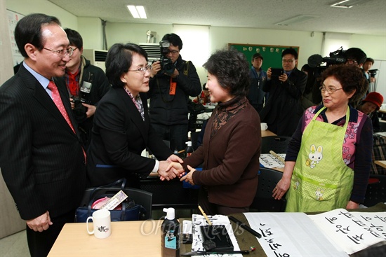 노원병 유권자 만나는 김지선 후보 4.24재보궐선거 서울 노원병 예비후보 등록을 마친 김지선 진보정의당 후보가 13일 오후 남편인 노회찬 전 의원과 함께 서울 노원구 상계종합사회복지관을 방문해 유권자들에게 인사를 하고 있다.