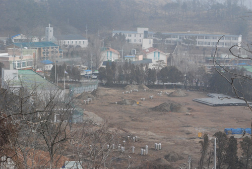 인천 연평초·중·고 통합학교 신축 공사 현장의 모습. 왼쪽이 현재 학생들이 수업을 진행 중인 교사동이다.