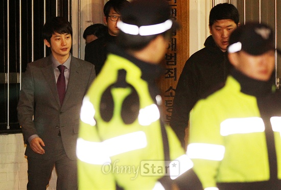  배우 박시후가 14일 새벽 서울 은평구 서부경찰서에서 약 8시간 동안의 대질심문을 마친 뒤 조사실을 나서고 있다.