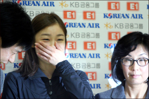  김연아와 신혜숙 코치(오른쪽) 그리고 류종현 코치(왼쪽).