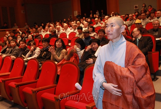 영화감독으로 인사하는 지율스님 '천성산 지킴이'로 알려진 지율 스님이 14일 오후 서울 종로구 조계사 한국불교역사문화관에서 4대강 다큐멘터리 '모래가 흐르는 강' 시사회를 열고 인사말을 하기 위해 무대로 나오고 있다.
지율 스님은 4대강 사업으로 인한 환경파괴를 알리기 위해 지난 2011년부터 내성천 강가에 머물며 영주댐 건설공사로 인한 내성천의 변화 모습을 기록했다. 지율 스님이 직접 촬영, 편집, 제작한 다큐멘터리는 오는 28일 독립영화관 인디스페이스, 인디플러스 외 전국 주요 도시에서 상영될 예정이다.