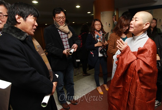 '천성산 지킴이'로 알려진 지율 스님이 14일 오후 서울 종로구 조계사 한국불교역사문화관에서 열린 4대강 다큐멘터리 '모래가 흐르는 강' 시사회에서 관람객들과 인사를 나누고 있다.