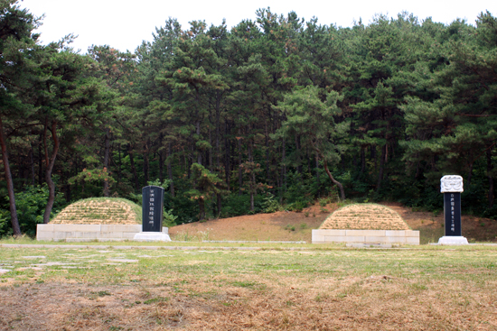 능산리 고분군의 의자왕릉(오른쪽)과 태자 융의 묘. 물론 가묘이다. 