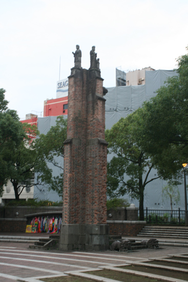 파괴된 성당의 잔해 중 일부 기둥만이 옮겨 세워졌다.
