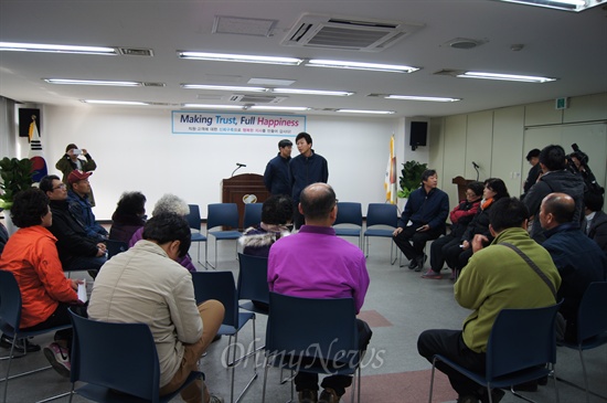 한전이 송전탑을 건설하면서 마을에 지원한 발전기금이 엉뚱한 곳으로 유용됐지만 사후관리를 하지않은 것으로 드러나 마을을 오히려 분열시키고 잇다는 주장이 제기되고 있다. 사진은 송전탑 건설반대대책위와 한전 송전탑건설 사업부서와의 면담 모습.