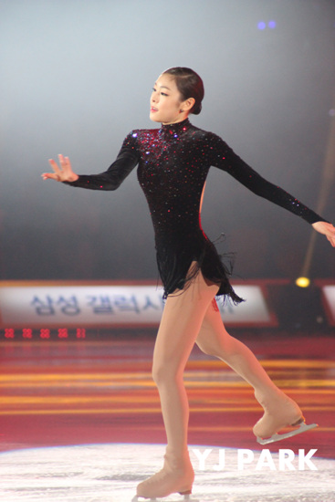  김연아가 세계선수권 쇼트프로그램 69.97점으로 1위에 올랐다. 사진은 지난해 8월 아이스쇼에서의 모습