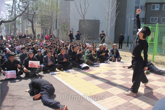  경남진보연합, 울산진보연대, 부산민중연대가 15일 낮 12시 창원 진해구 소재 진해미군사고문단 정문 앞에서 "군사훈련 중단 촉구 공동집회"를 열었는데, 부산대 학생들이 "양키고홈" 노래 반주에 맞춰 몸짓 공연을 선보이고 있다.