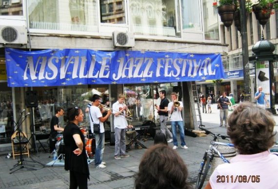 세르비아의 수도 베오그라드. 거리에서 펼쳐지는 재즈 공연이 흥겨웠다.
