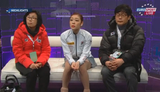  김연아가 세계선수권 쇼트프로그램 점수 발표직후 당황스런 표정을 지었다. 사진은 EuroSport 방송 장면 