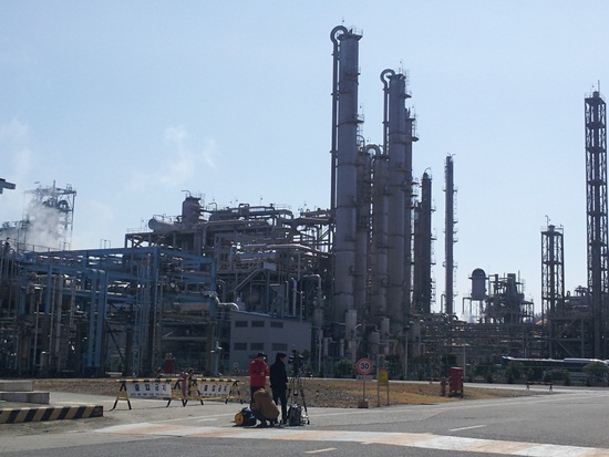 14일 국내 최대 석유화학산업단지인 여수산단내 대림산업 HDPE 여수공장 저장조(싸일로)에서 폭발사고가 난 공장 모습