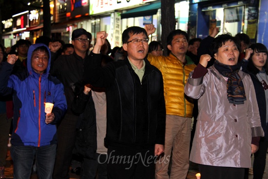 창원진보연합은 15일 저녁 창원 용호문화의거리 앞에서 "전쟁연습 중단 촉구 촛불한마당 행사"를 열었다.