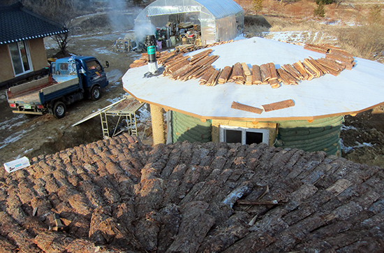 흙부대집 지붕 마감은 나무껍질인 피죽으로 했습니다. 10년 정도 지나면 삭는다고 합니다. 그러면 땔감으로 쓰고 다시 옷을 입혀주려고 합니다.