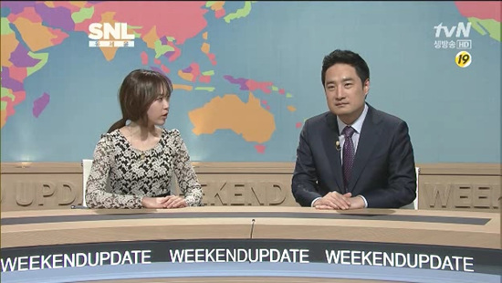  <SNL 코리아>에서 '위크엔드 업데이트'를 진행 중인 김슬기와 강용석 전 의원. 